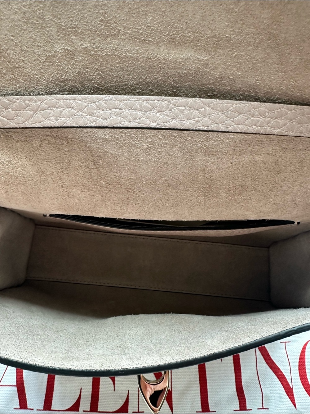 😍Valentino Garavani Rockstud Medium Shoulder Bag. NWT Neutral color - Picture 5 of 7